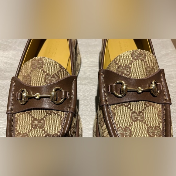 Gucci's signature GG canvas loafers with a platform sole & leather trim. - Picture 5 of 8